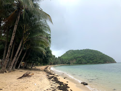 Foto von Ocam Ocam Beach von Klippen umgeben