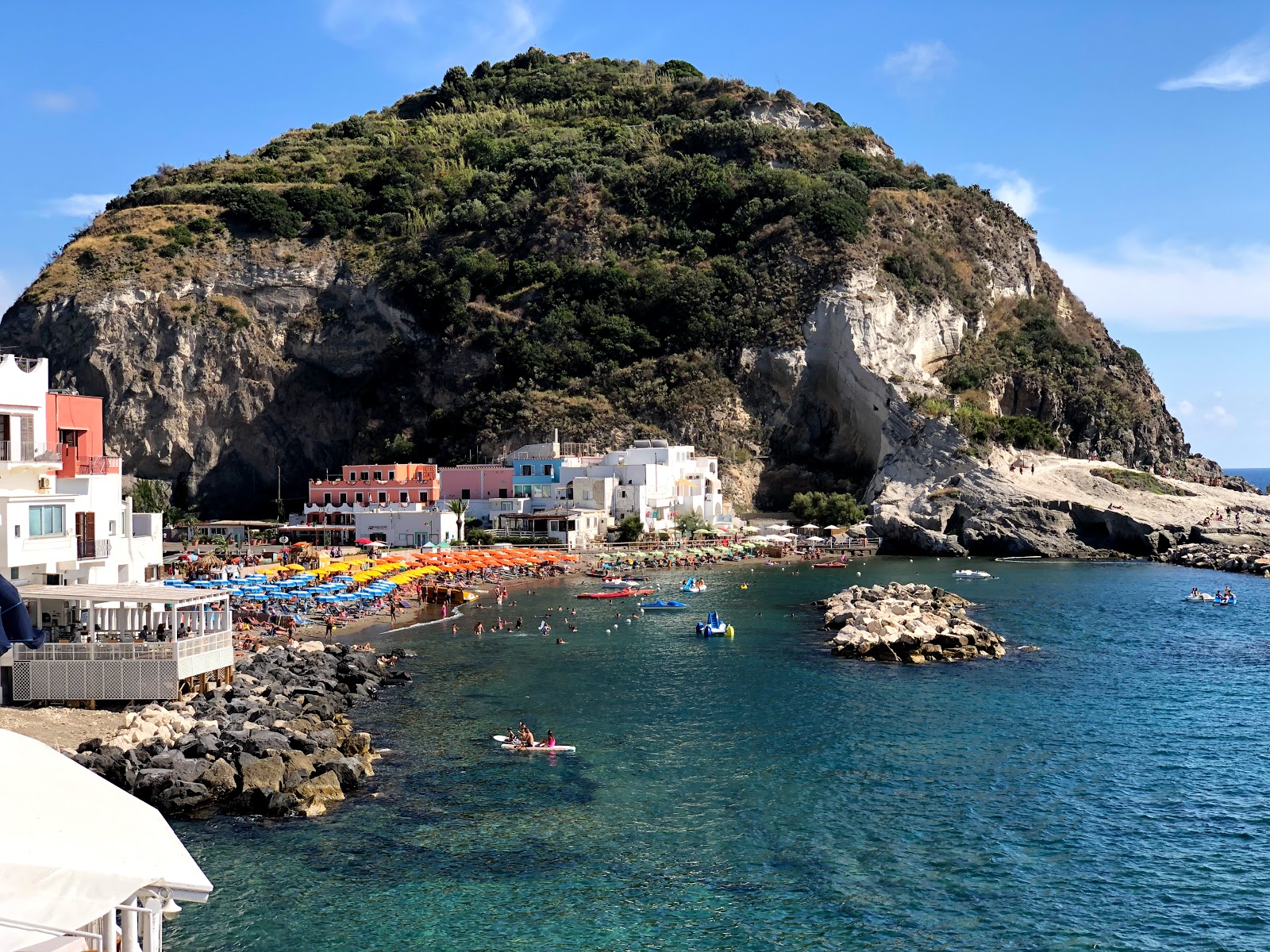 Foto di Spiaggia di Sant'Angelo con una superficie del sabbia marrone