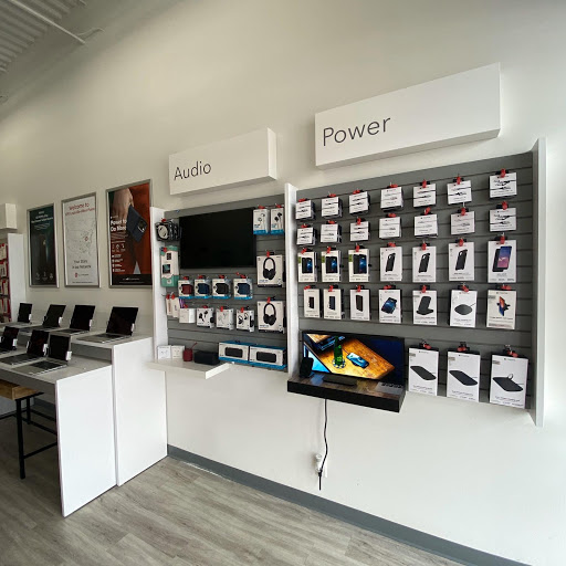 Cell Phone Store «iExpert Studio», reviews and photos, 5000 Shelbyville Rd, Louisville, KY 40207, USA