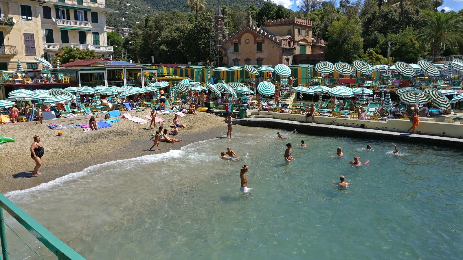 Fotografie cu Spiaggia Rapallo cu o suprafață de pietricel fin întunecat