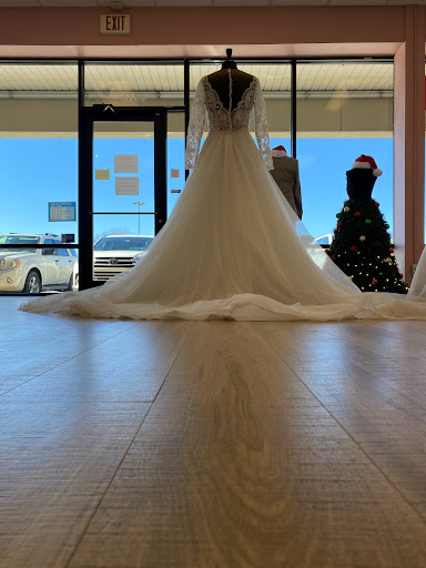 Bridal Shop «Facchianos Bridal and Formal Attire», reviews and photos, 4910 W Kenosha St, Broken Arrow, OK 74012, USA