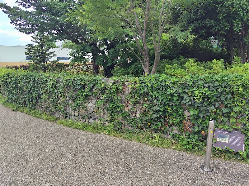 蛇籠(じゃかご)の塀