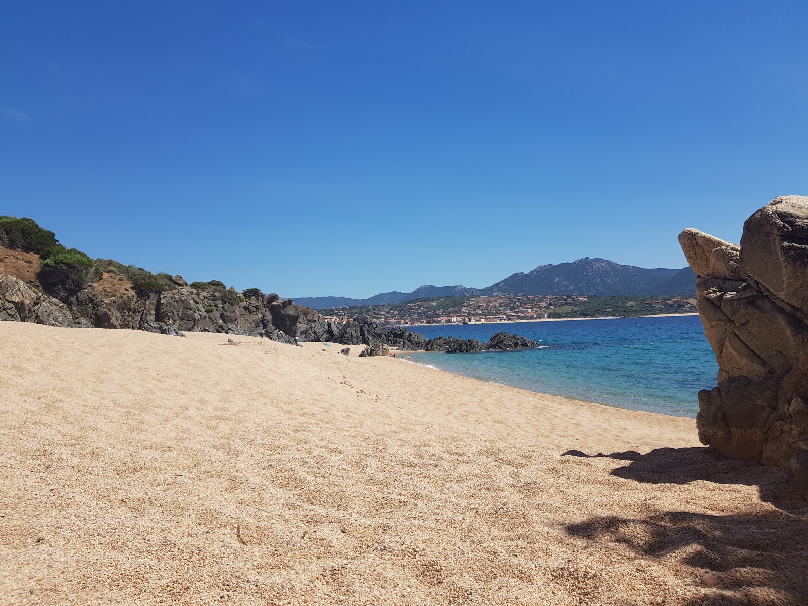 Foto di Plage de la Calanca con una superficie del sabbia beige