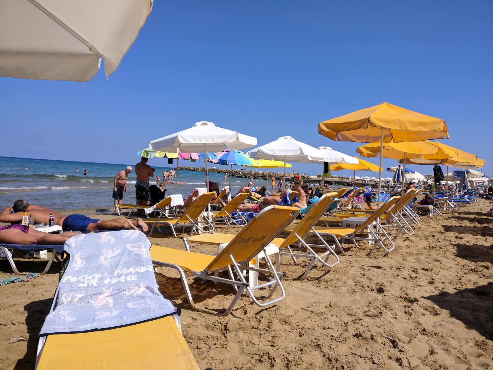 Gouves beach'in fotoğrafı - rahatlamayı sevenler arasında popüler bir yer