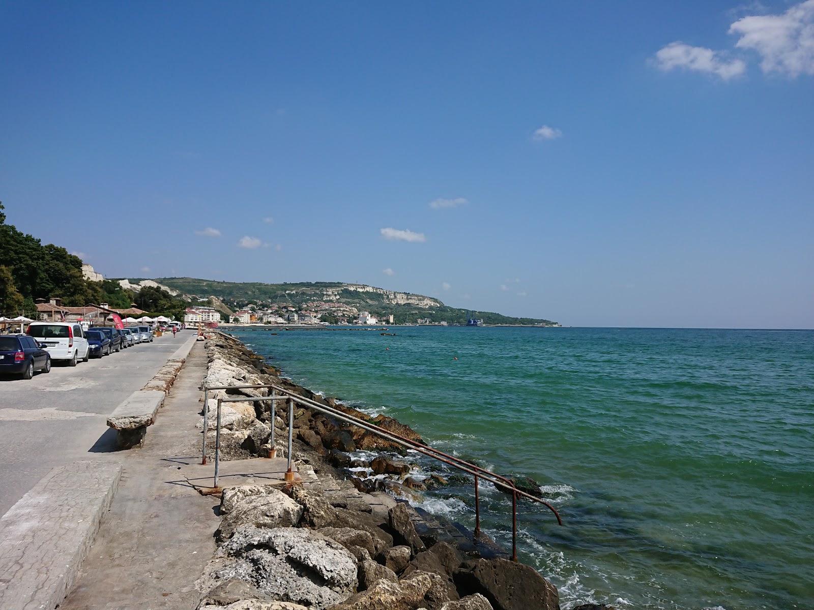 Photo de Delano protégé par des falaises