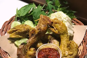 Warung Makan Ayam Goreng Mak Pujo image