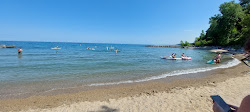 Lake Bluff Beach'in fotoğrafı geniş bir kıyı şeridi ile birlikte