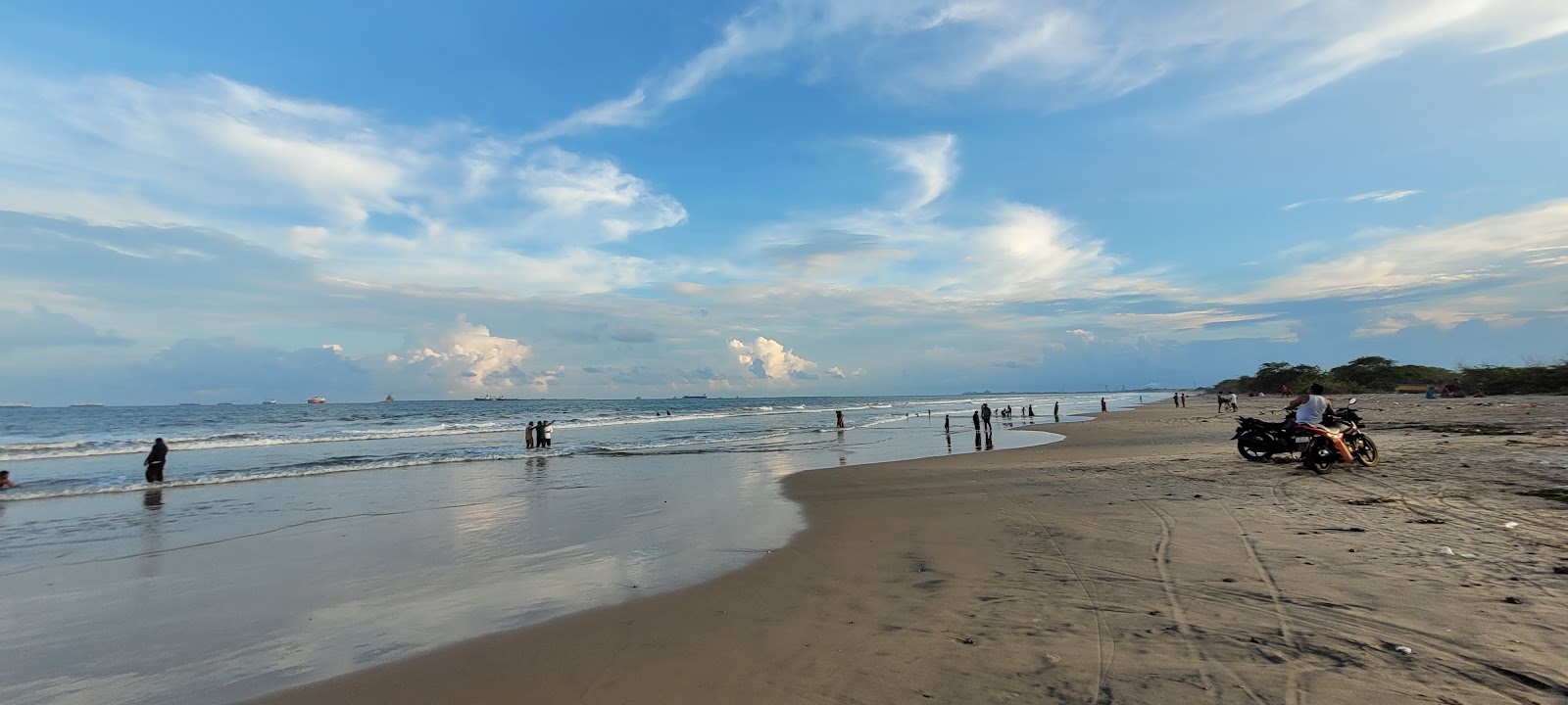 Foto av Nemam Beach med lång rak strand