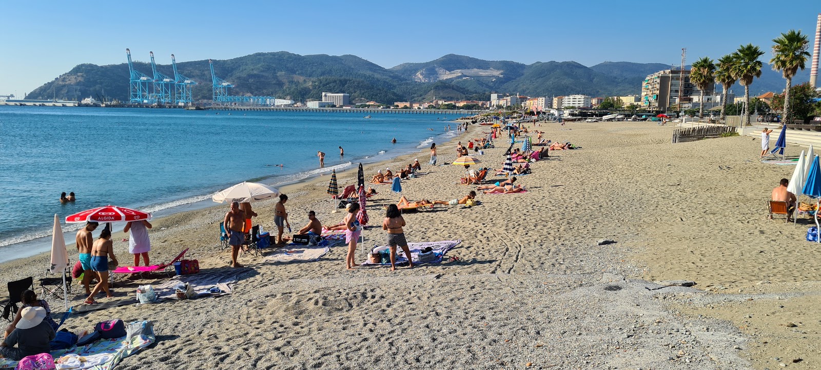 Foto van Spiaggia di Zinola met blauw puur water oppervlakte