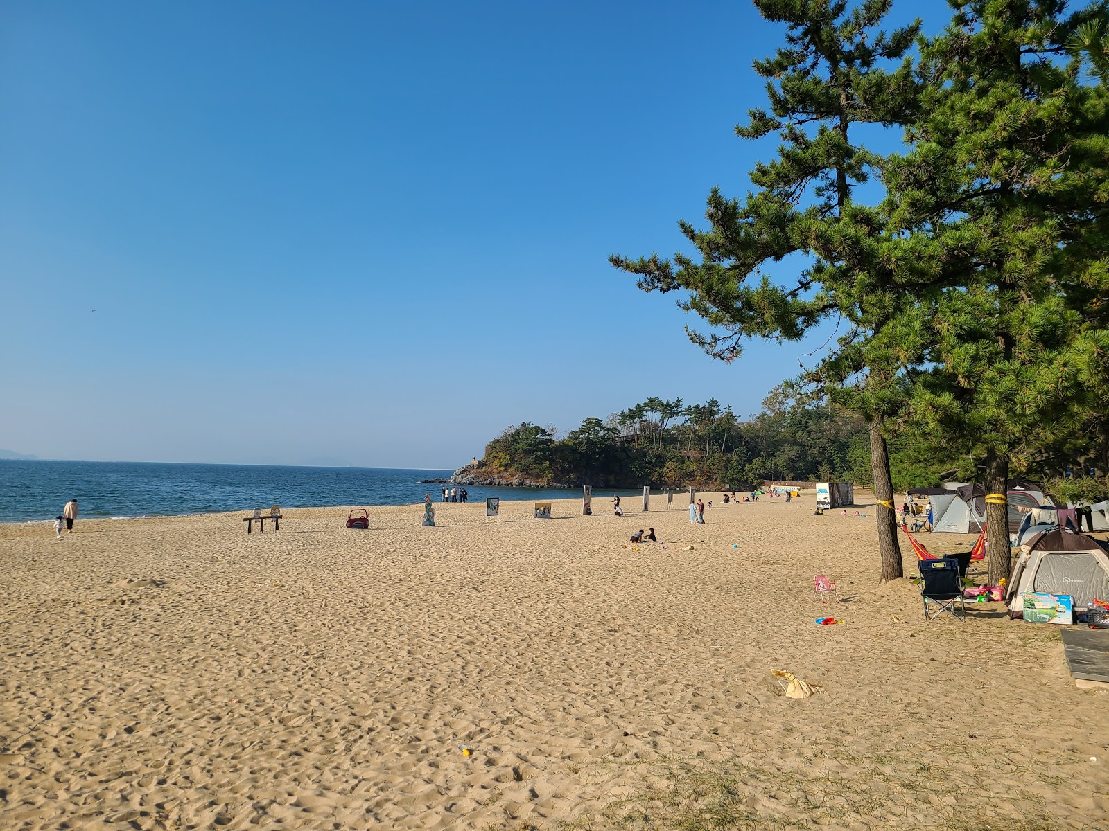 Fotografie cu Byeonsan Beach sprijinit de stânci