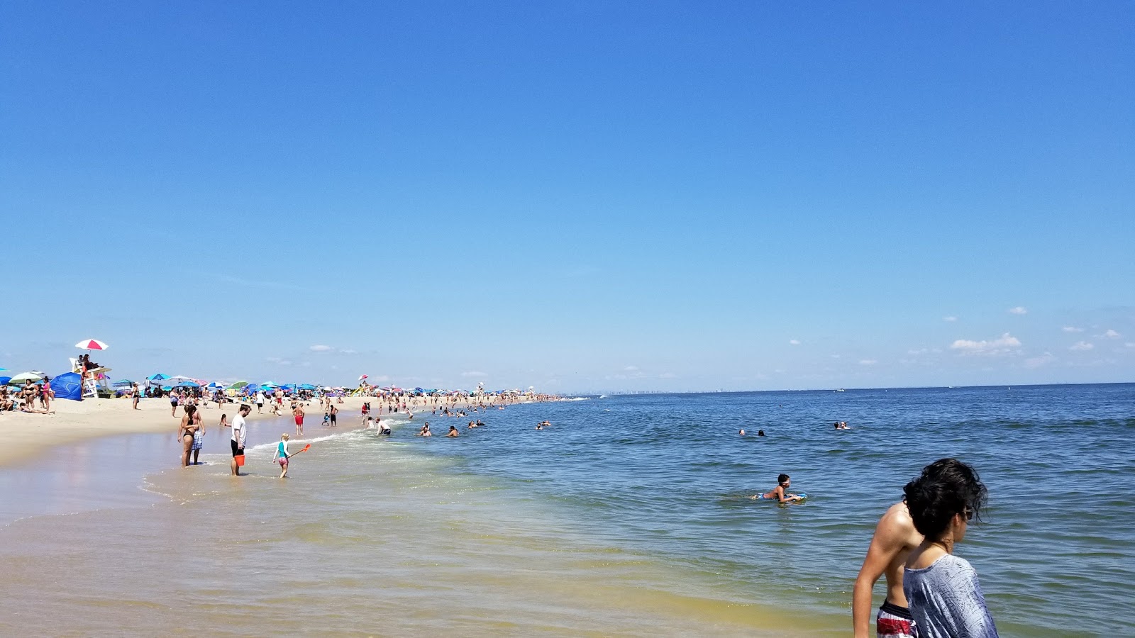 Fotografija New Jersey Beach z turkizna čista voda površino