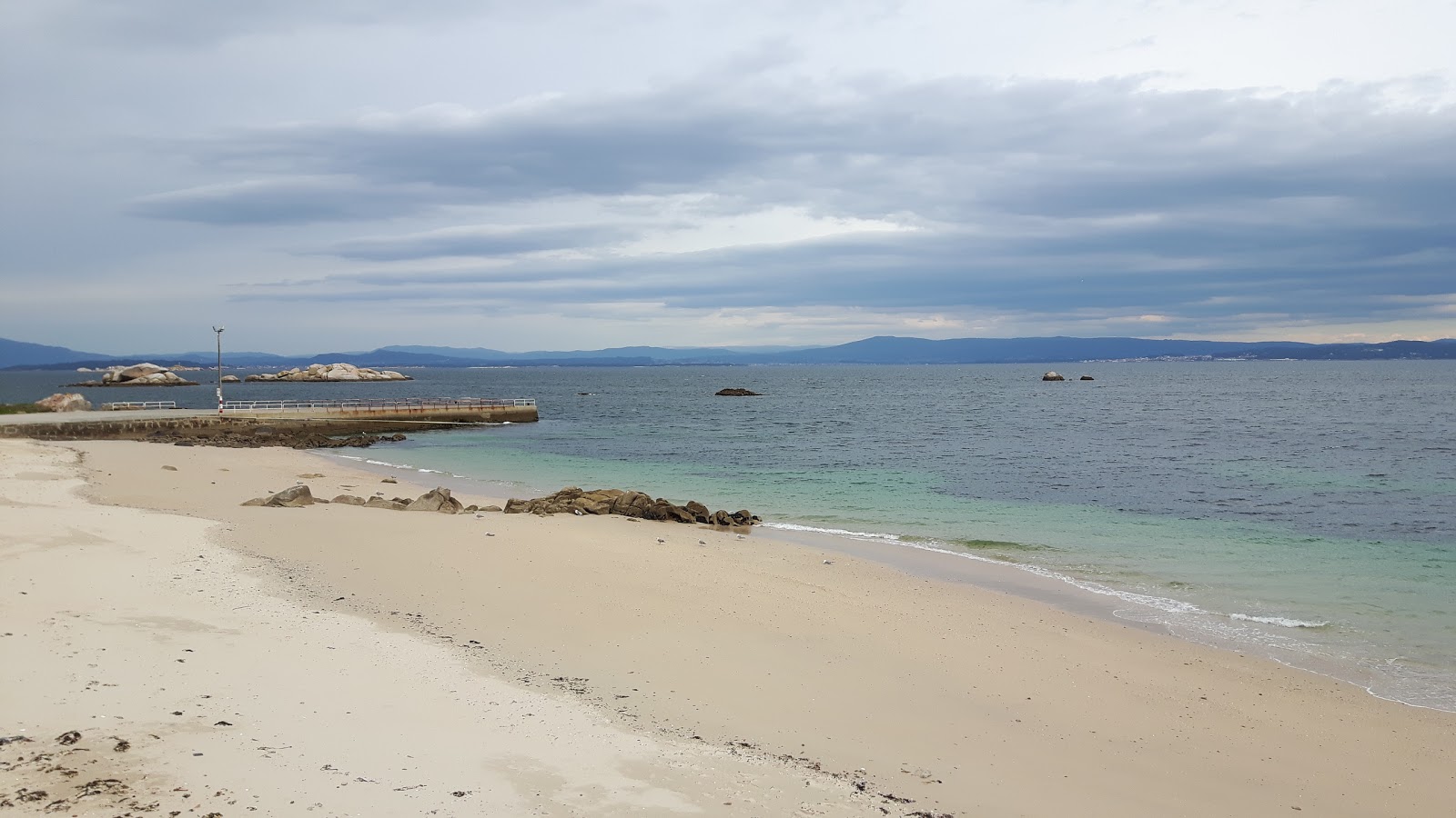 Φωτογραφία του Ameixida beach με φωτεινή άμμος επιφάνεια