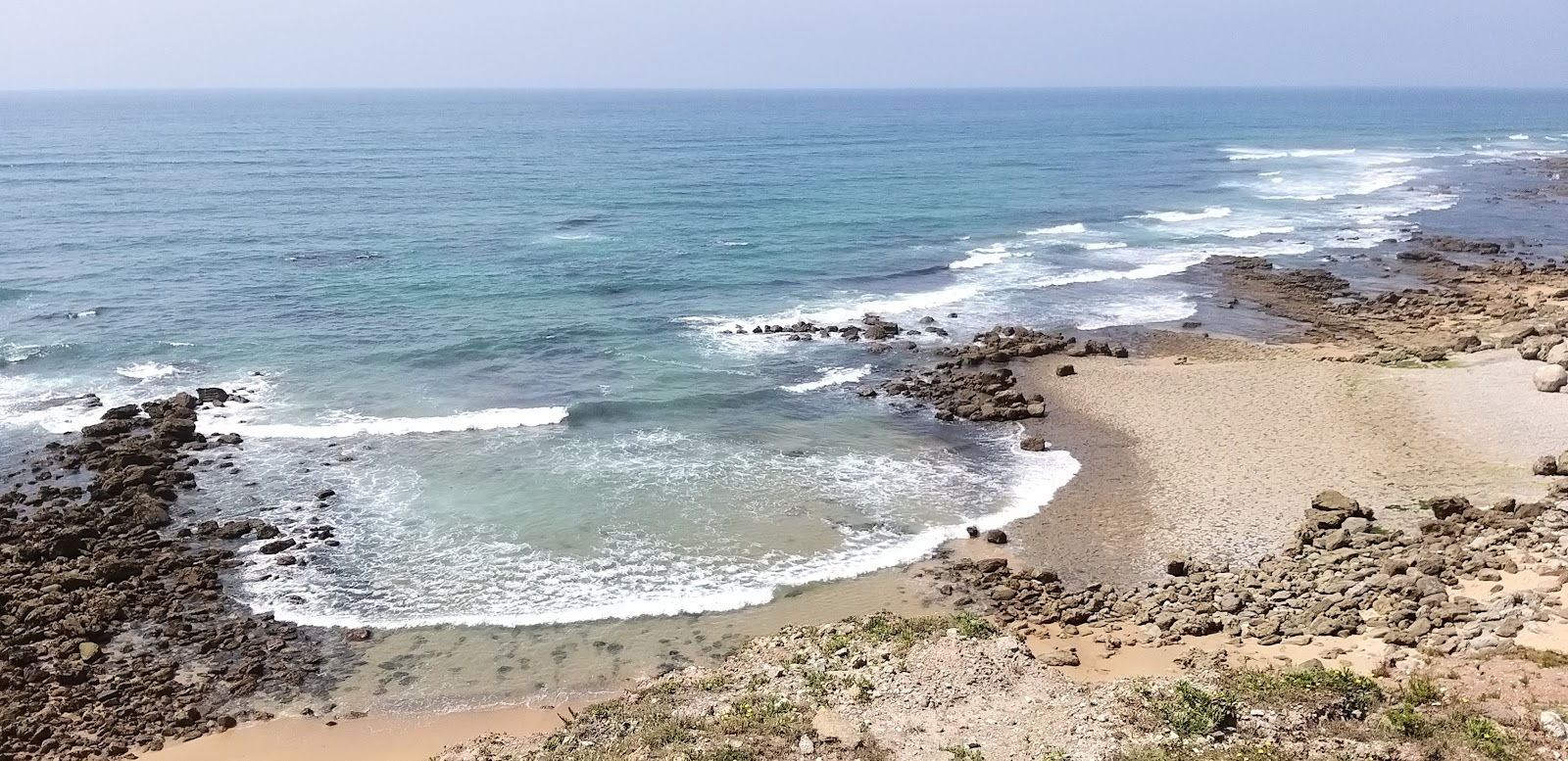 Foto von Praia das Hortas umgeben von Bergen