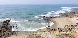 Foto von Praia das Hortas umgeben von Bergen