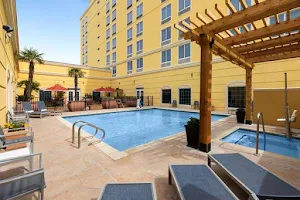 La Quinta Inn & Suites by Wyndham San Antonio Medical Ctr NW image