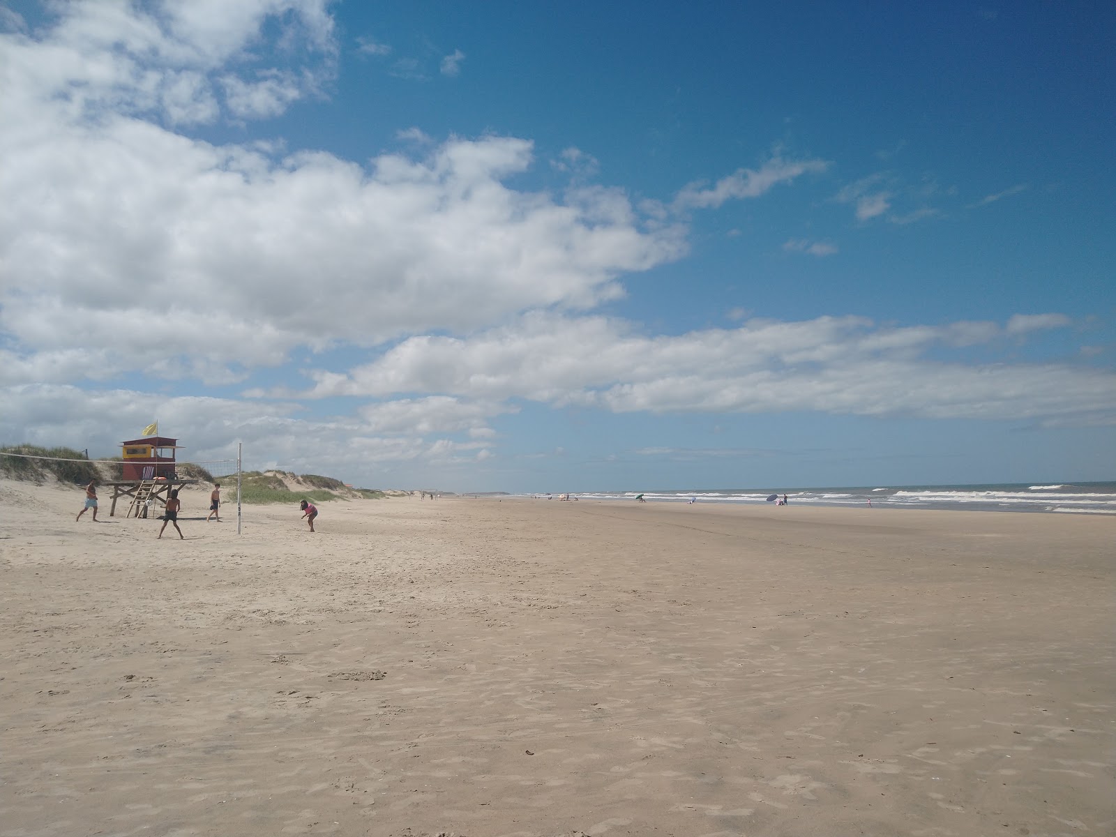 Foto av De la Barra Beach med lång rak strand