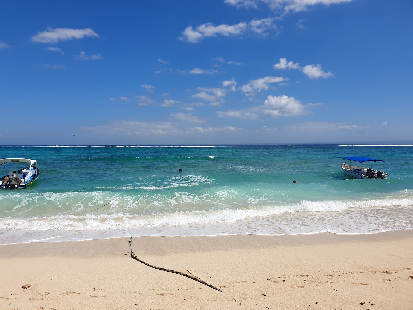 Photo de Jungutbatu Beach avec droit et long
