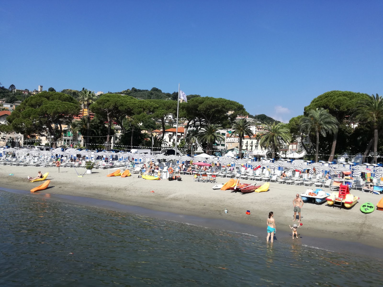 Photo de Rapallo beach avec sable brun de surface