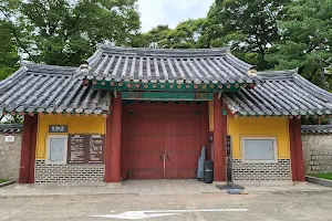 Yeonghwiwon and Sunginwon Tombs image