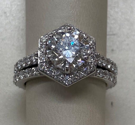 Jewelry Store «Jared The Galleria of Jewelry», reviews and photos, 451 W 14 Mile Rd, Madison Heights, MI 48071, USA