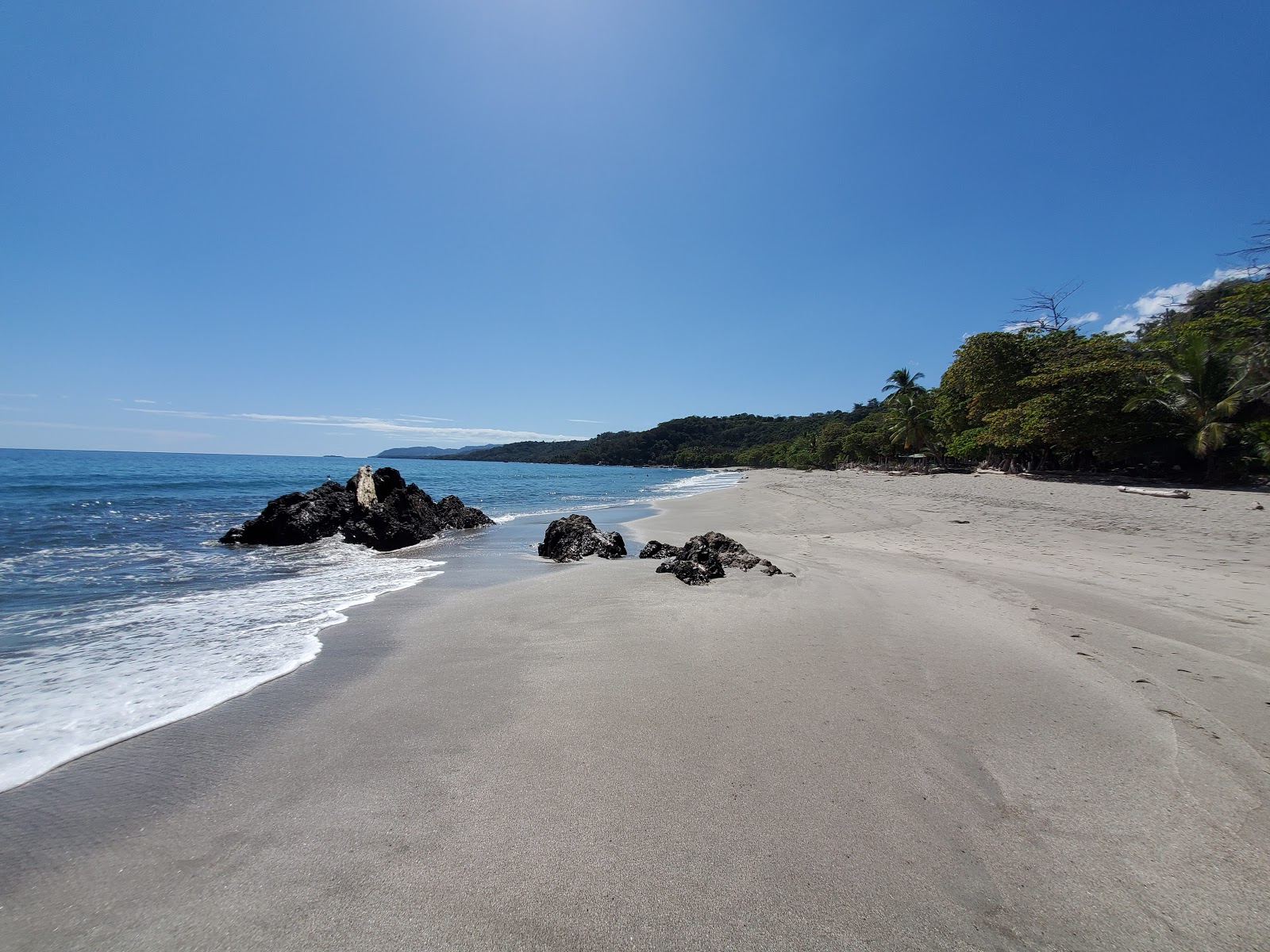 Foto de Playa Montezuma localizado em área natural