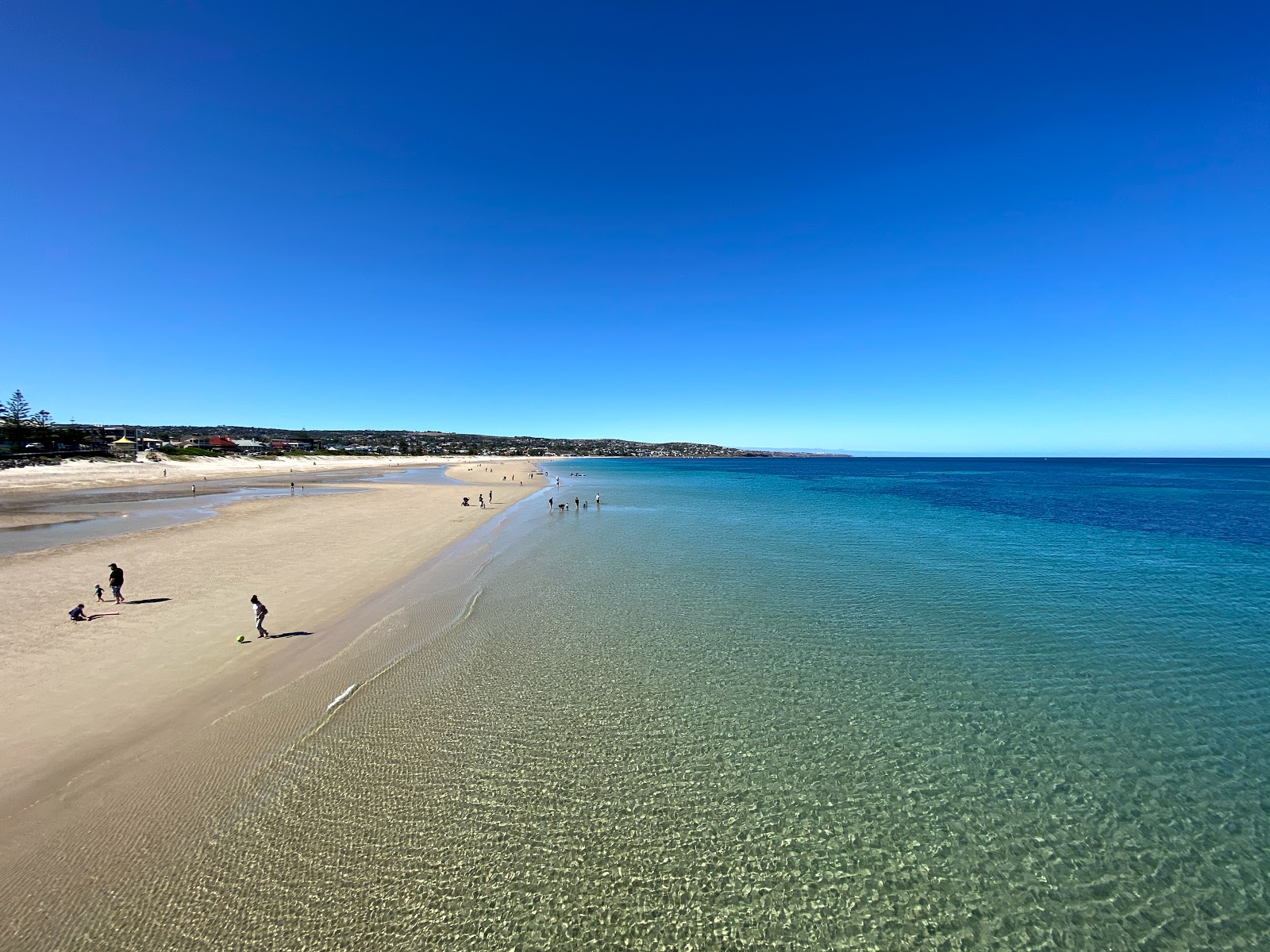 Zdjęcie Brighton Beach z powierzchnią turkusowa czysta woda