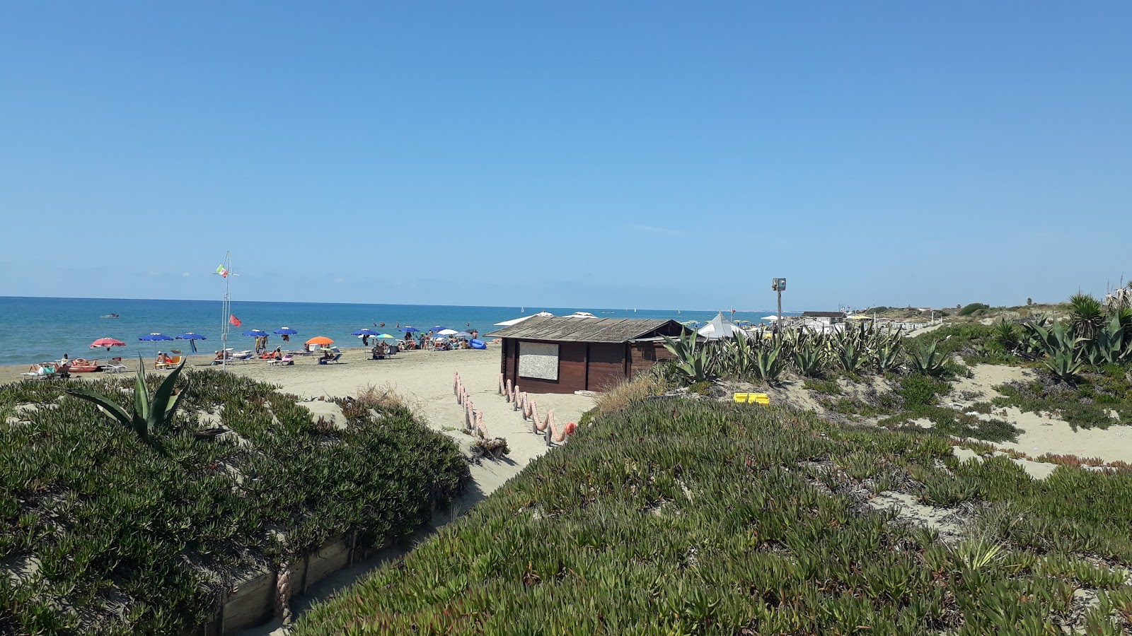 Zdjęcie Zingarini beach z powierzchnią brązowy piasek