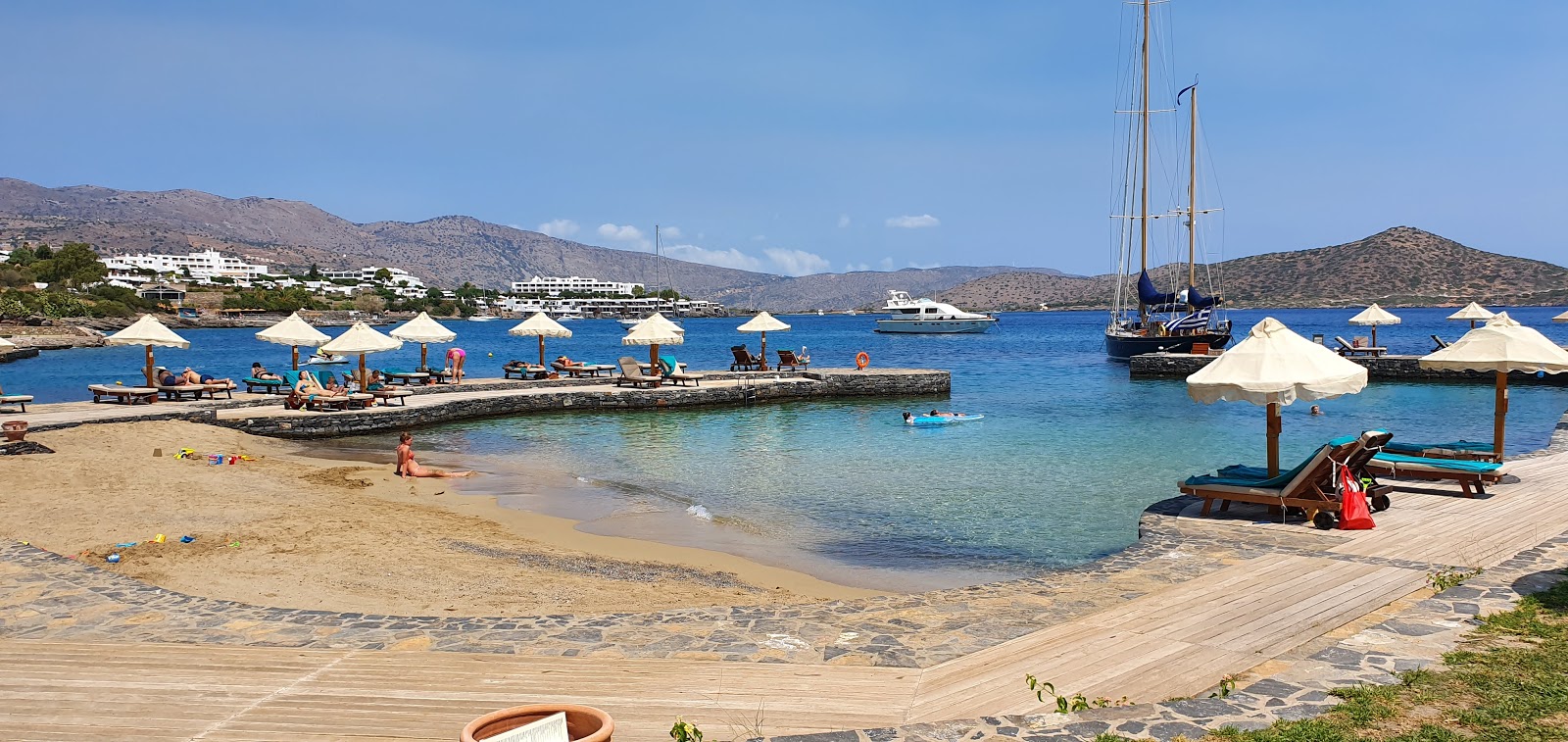 Zdjęcie Elounda Beach III z powierzchnią drobny brązowy piasek