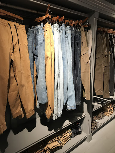 Clothing Store «Hollister Co.», reviews and photos, 647 Spectrum Center Dr, Irvine, CA 92618, USA