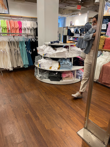 Clothing Store «Gap Outlet», reviews and photos, 423 86th St, Brooklyn, NY 11209, USA