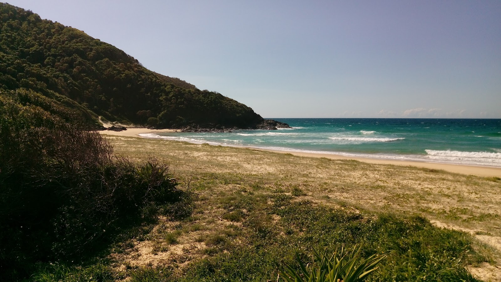 Foto av Gap Beach omgiven av klippor