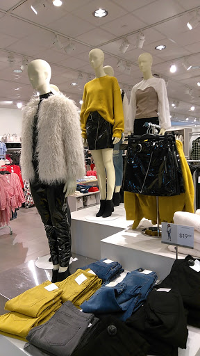 Shopping Mall «Oakland Mall», reviews and photos, 412 W 14 Mile Rd, Troy, MI 48083, USA