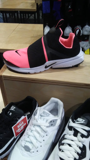 Shopping Mall «Southland Terrace Shopping Center», reviews and photos, 3971 7th Street Rd, Louisville, KY 40216, USA