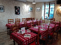Atmosphère du Restaurant français Le Petit Chinon à Quincy-Voisins - n°15