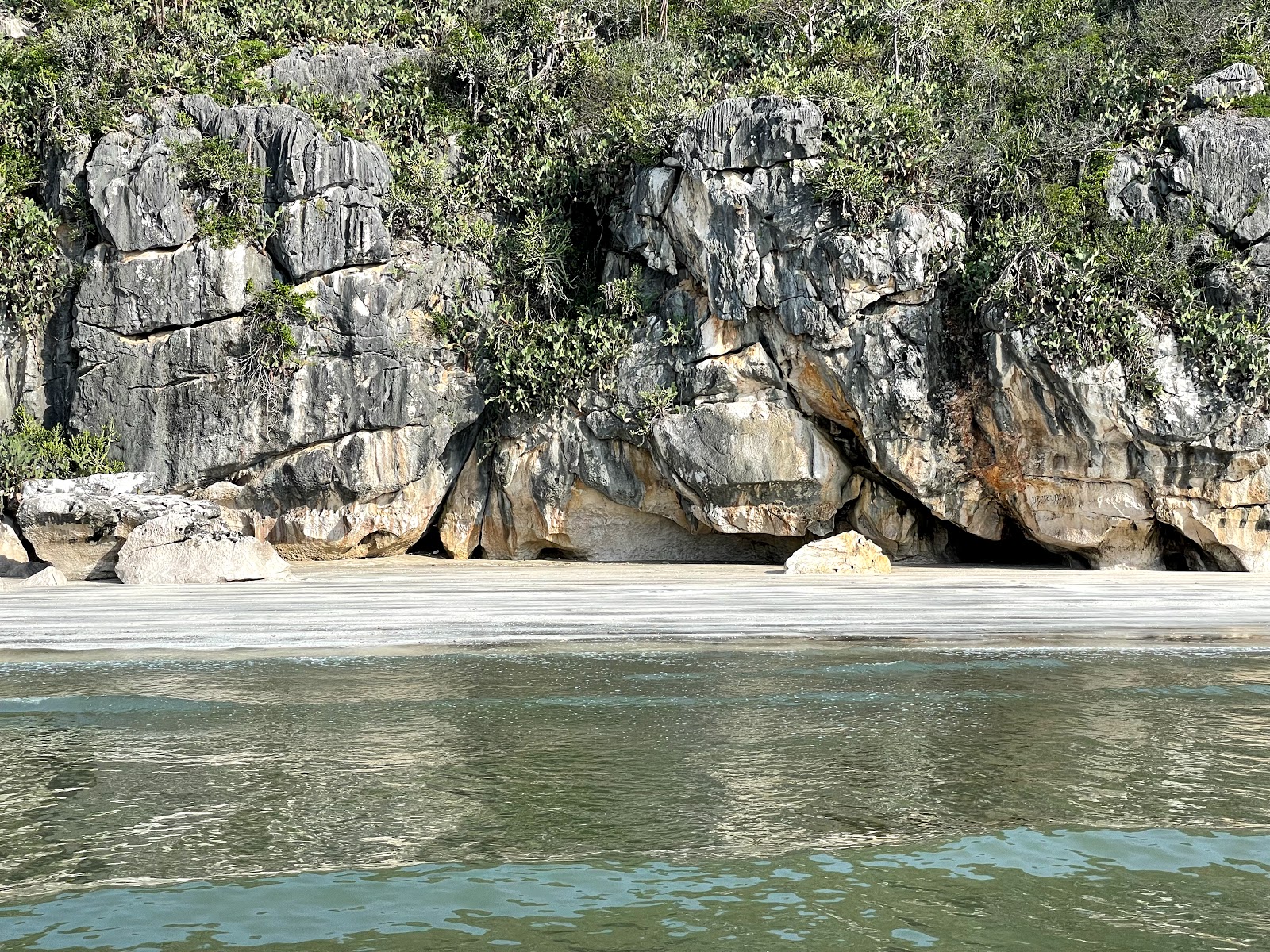 Foto von Wat Thung Noi Stone Beach mit eine gerade küstenlinie