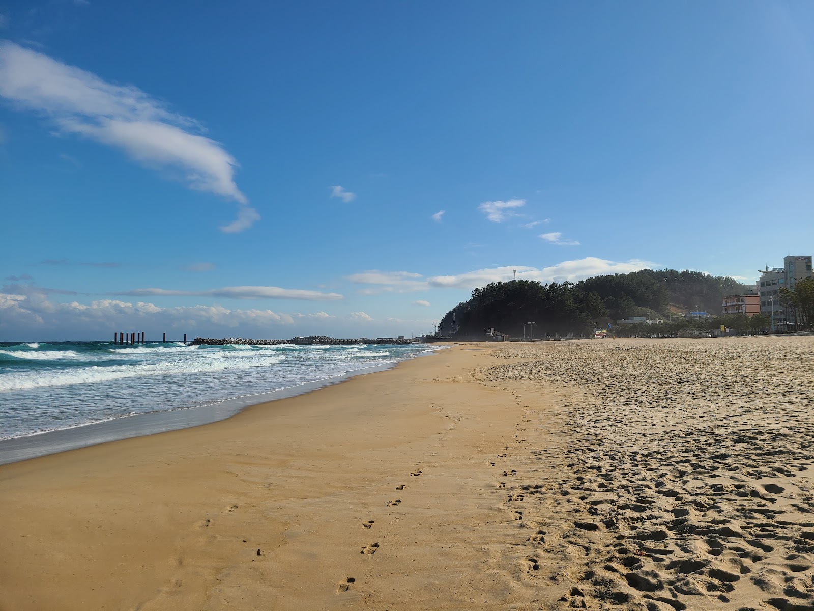 Samcheok Beach的照片 带有碧绿色纯水表面