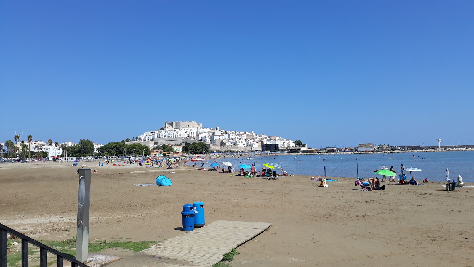 Foto av Platja del Migjorn med brunt vatten yta