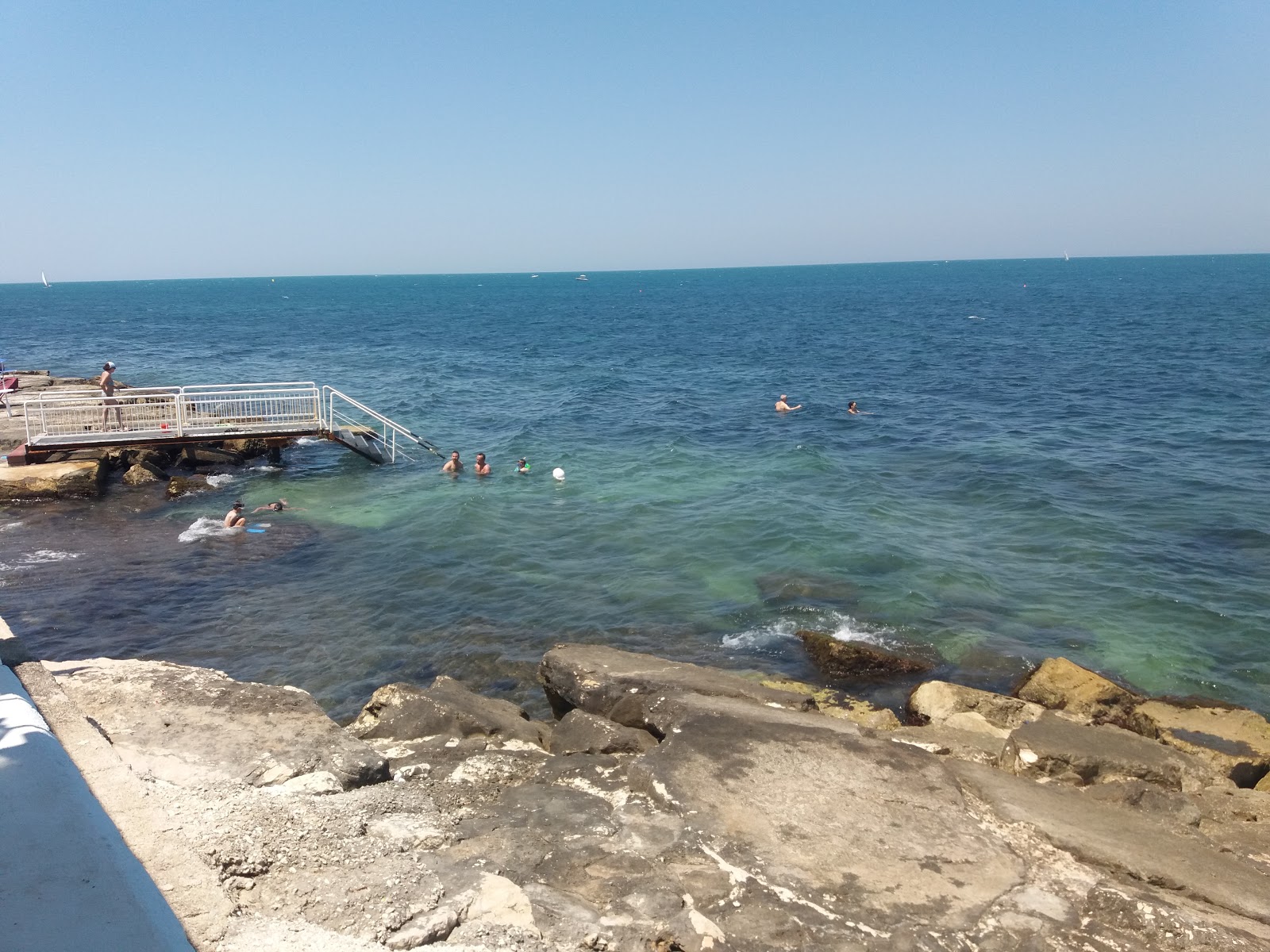 Foto di Spiaggia di Santo Spirito con una superficie del rocky shore