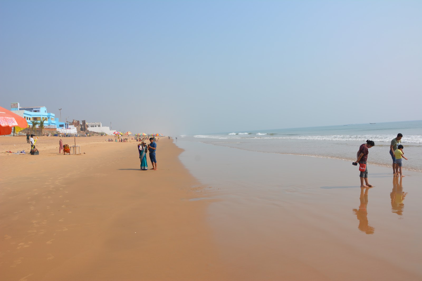Valokuva Gopalpur Beachista. pinnalla turkoosi puhdas vesi:n kanssa