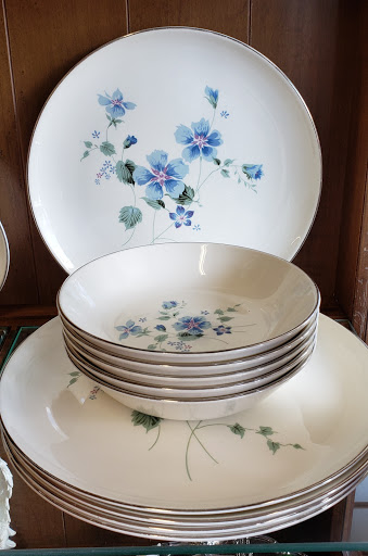 Thrift Store «Hand to Hand Thrift Store», reviews and photos, 785 Terryville Ave, Bristol, CT 06010, USA