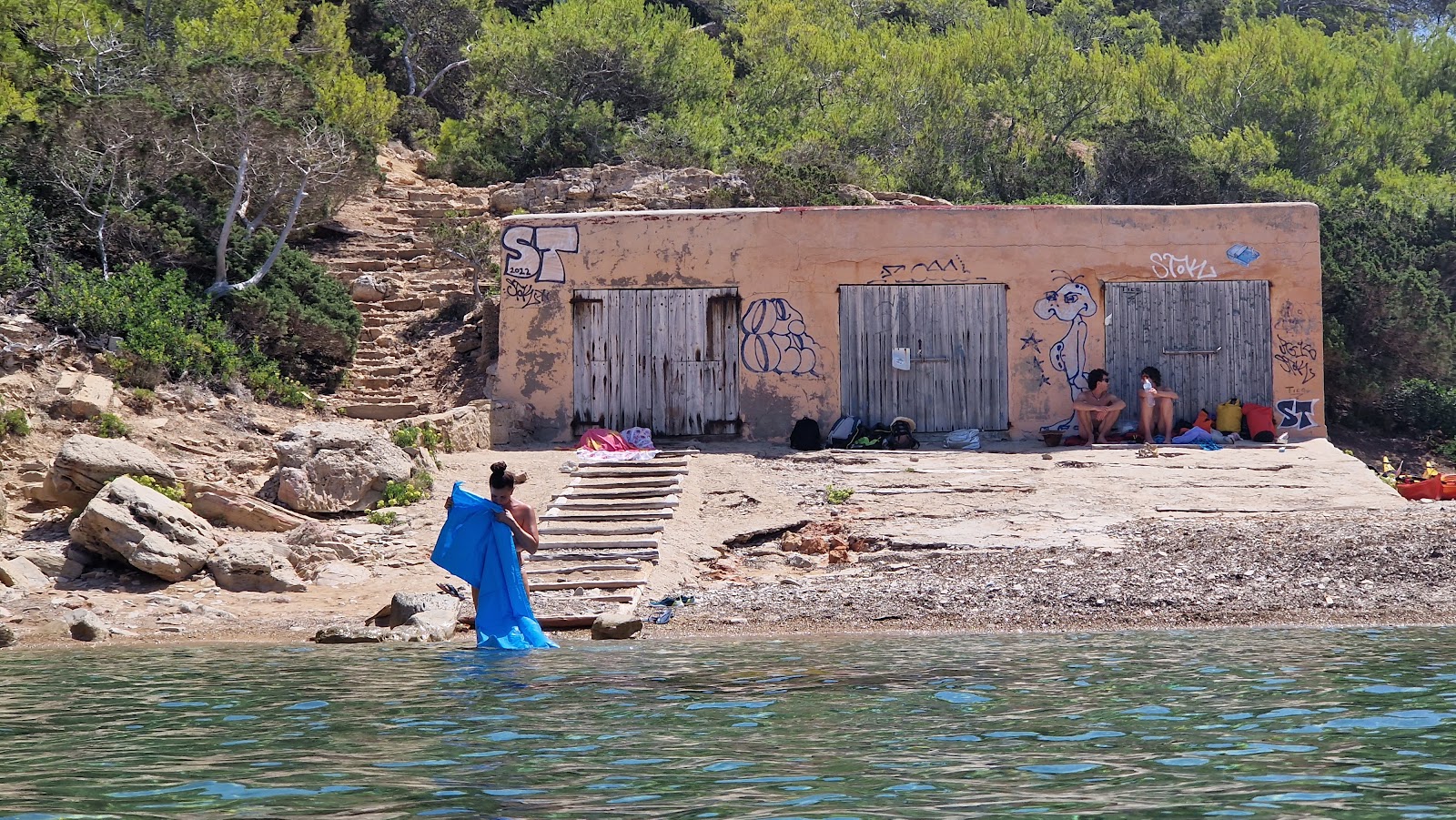 Valokuva Platja de Sa Galeraista. pinnalla sininen puhdas vesi:n kanssa