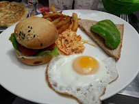 Œuf au plat du Restaurant de hamburgers Tata Burger à Paris - n°12