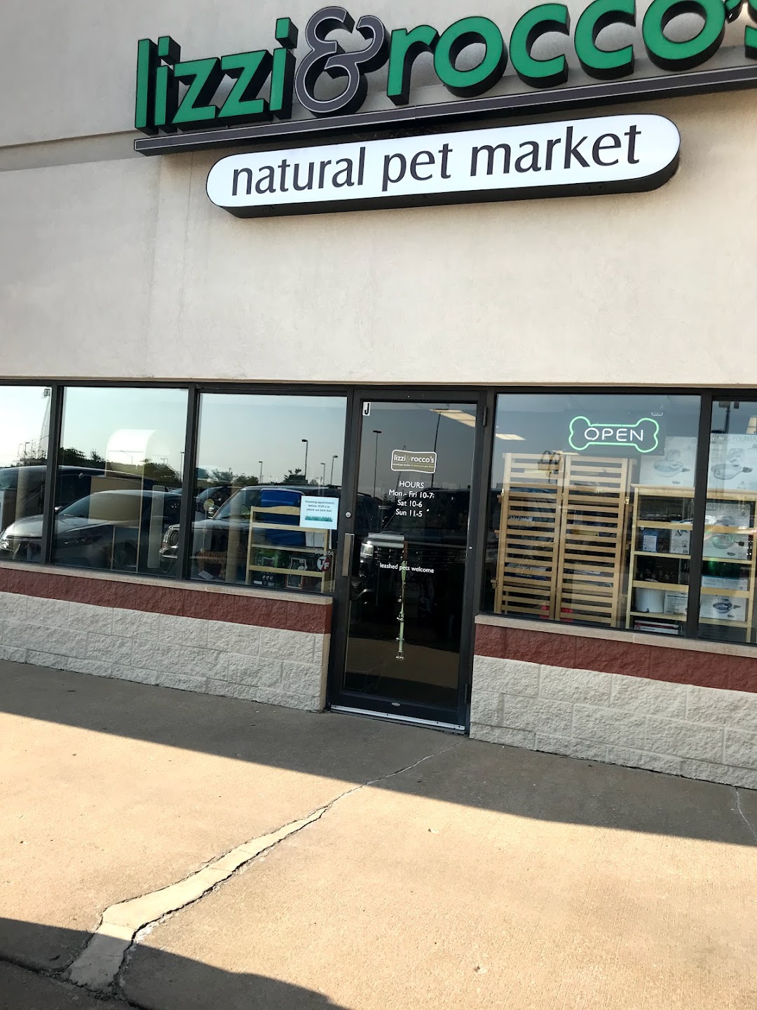 Lizzi and Roccos Natural Pet Market