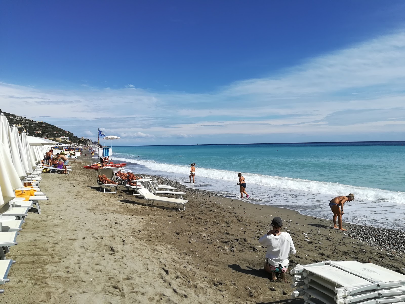 Foto af Spiaggia libera Attrezzata bakket op af klipperne