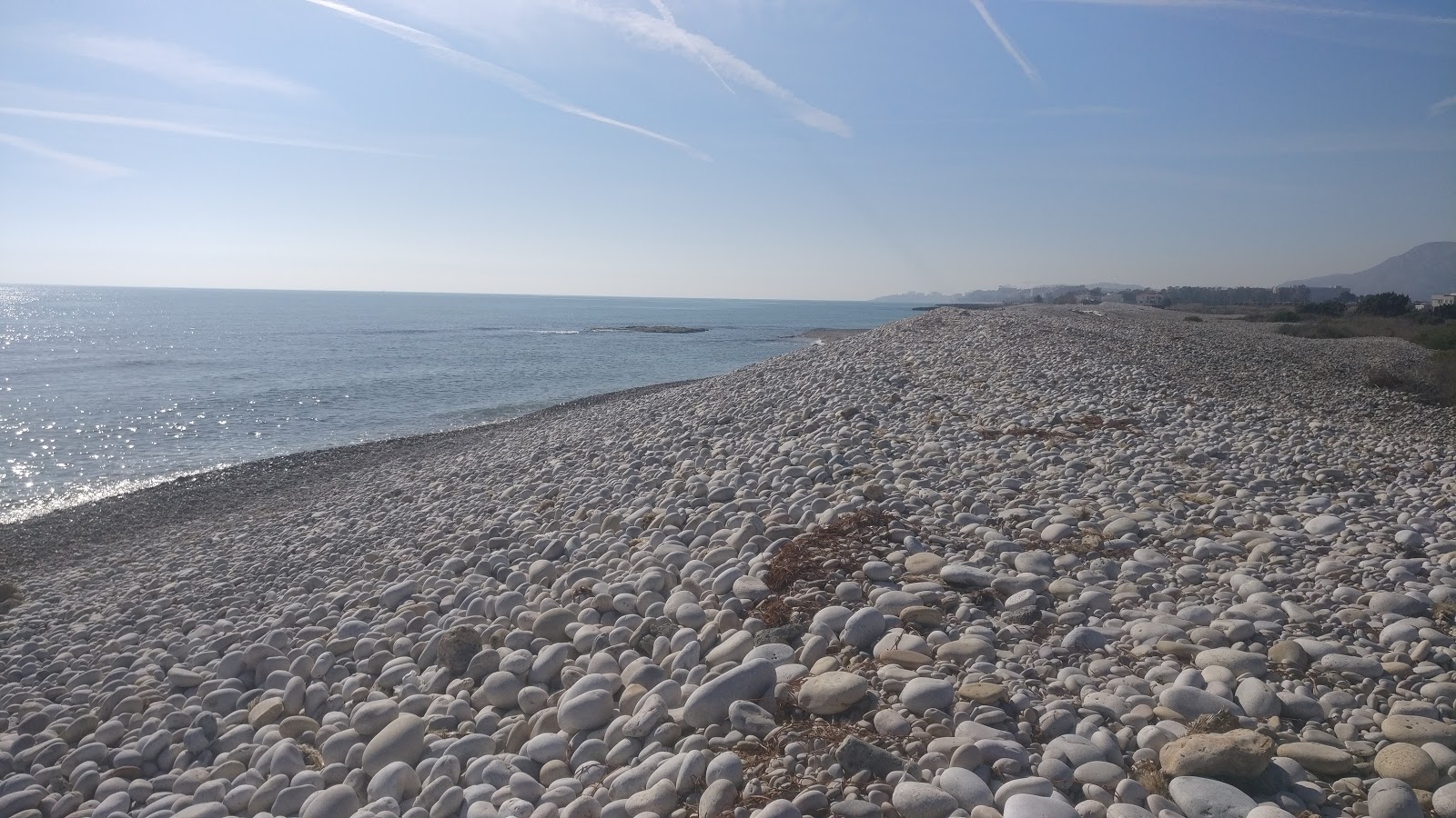 Foto van Playa Torre la Sal met blauw puur water oppervlakte