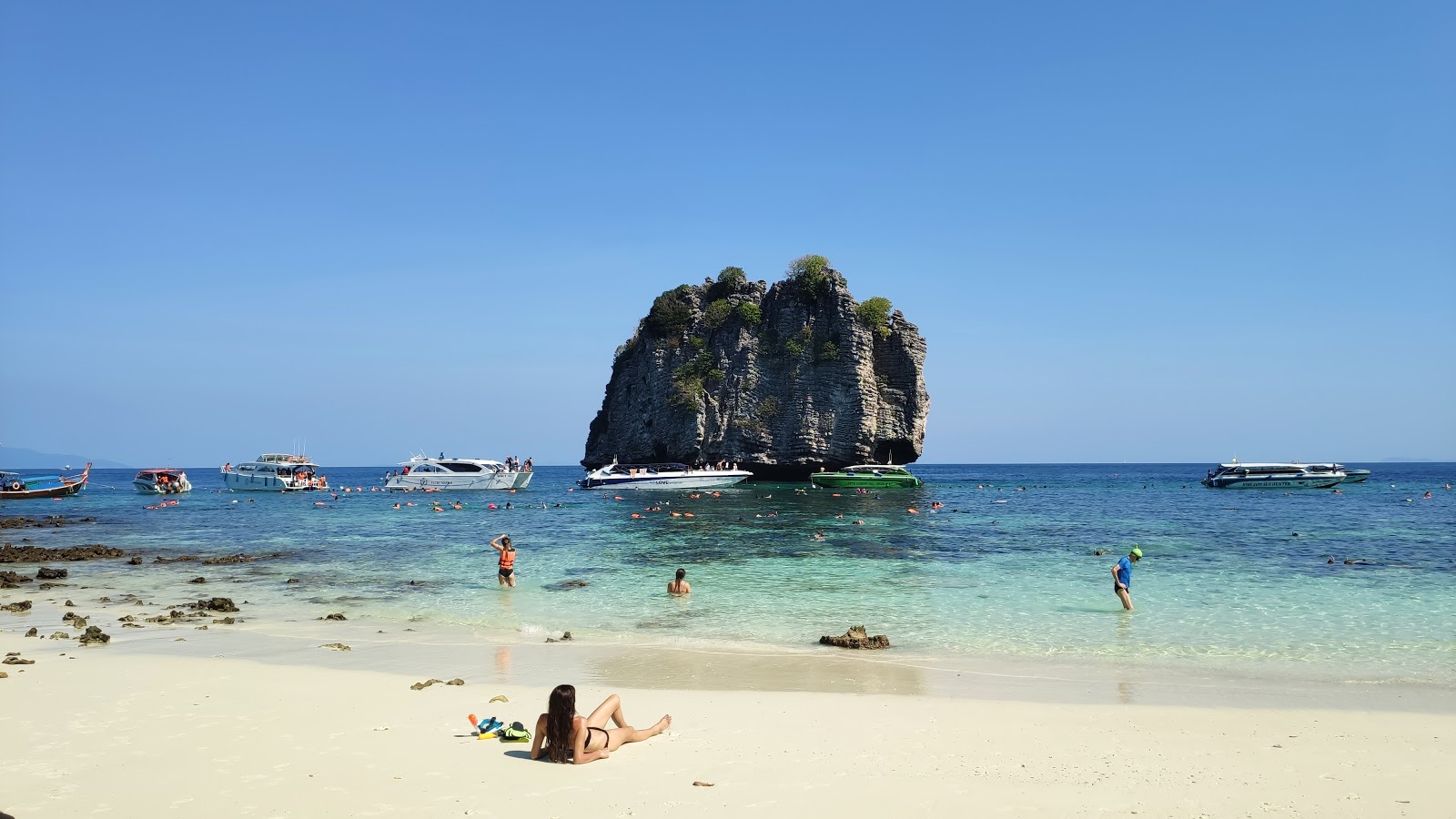 Foto di Koh Haa Beach I con una superficie del sabbia luminosa e rocce