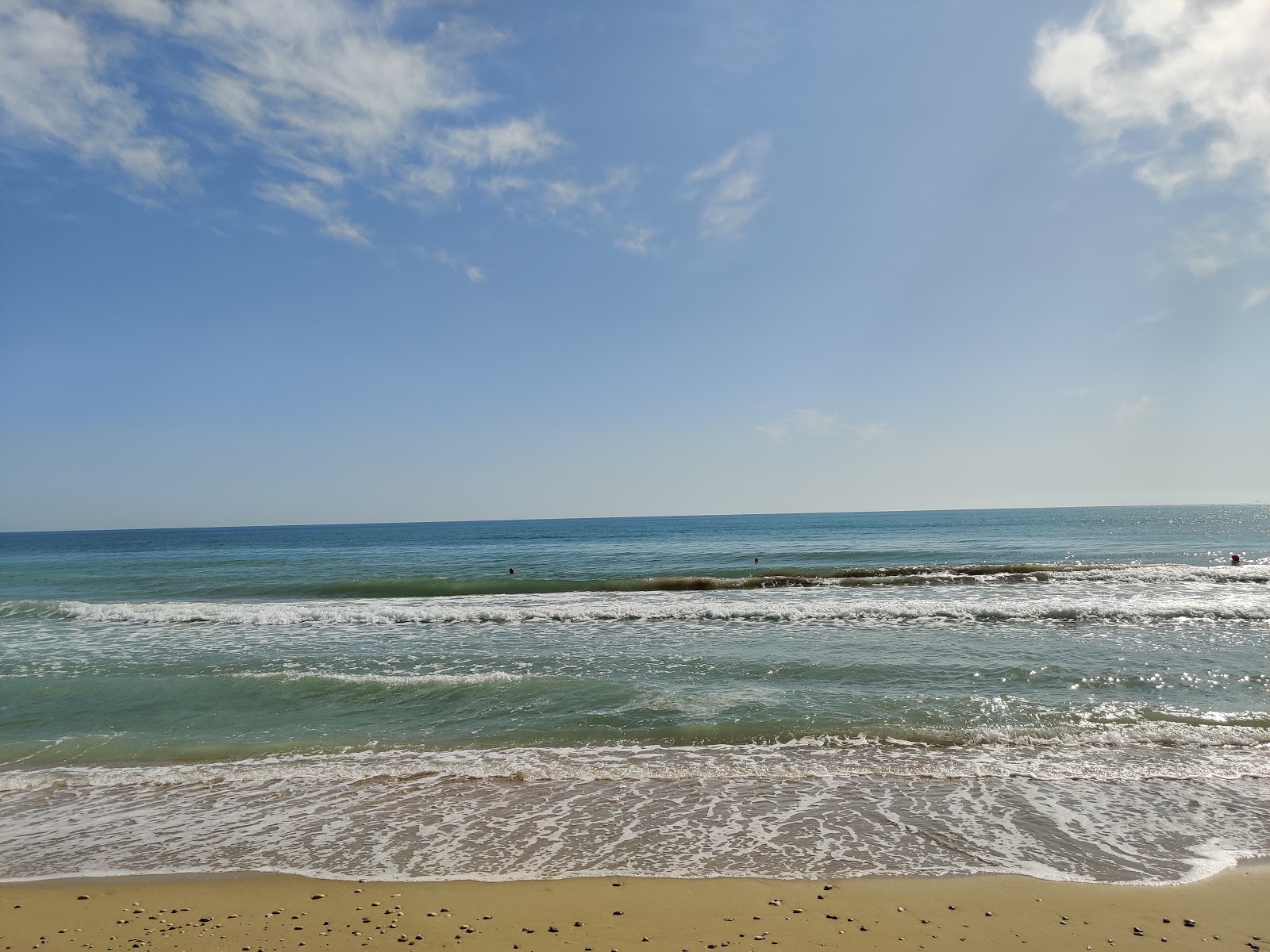 Spiaggia Pineto的照片 带有碧绿色纯水表面