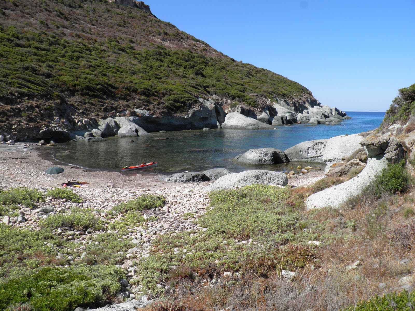 Foto von Cala Rapina mit beiger sand & steine Oberfläche