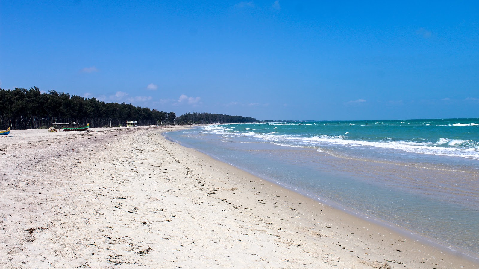 Fotografija Ariyamaan Beach z dolga ravna obala