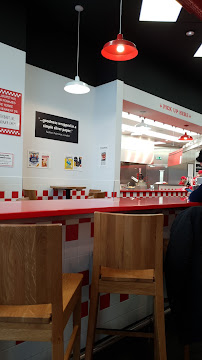 Atmosphère du Restaurant de hamburgers Five Guys Dijon Toison d'Or - n°11